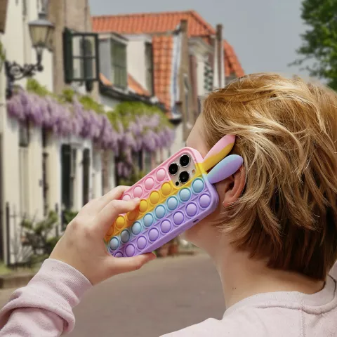 Bunny Pop Fidget Bubble siliconen hoesje voor iPhone 15 Pro - roze, geel, blauw en paars