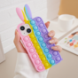 Bunny Pop Fidget Bubble siliconen hoesje geschikt voor iPhone 15 Pro - roze, geel, blauw en paars